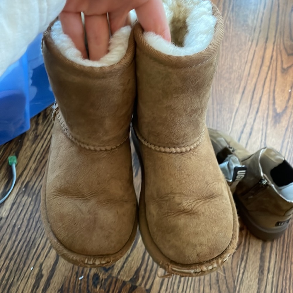 Ugg - Picture 2 of 4